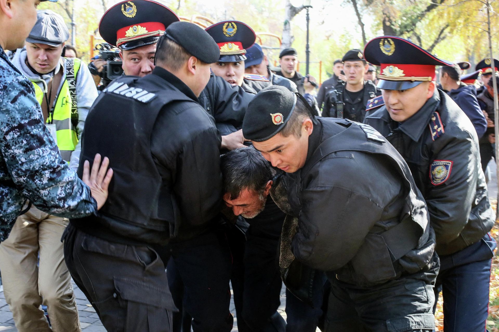Сотрудники полиции во время задержания участников протеста против правительства и китайской экономической экспансии в Казахстане Сотрудники полиции во время задержания участников протеста против правительства и китайской экономической экспансии в Казахстане - РИА Новости, 1920, 08.04.2022