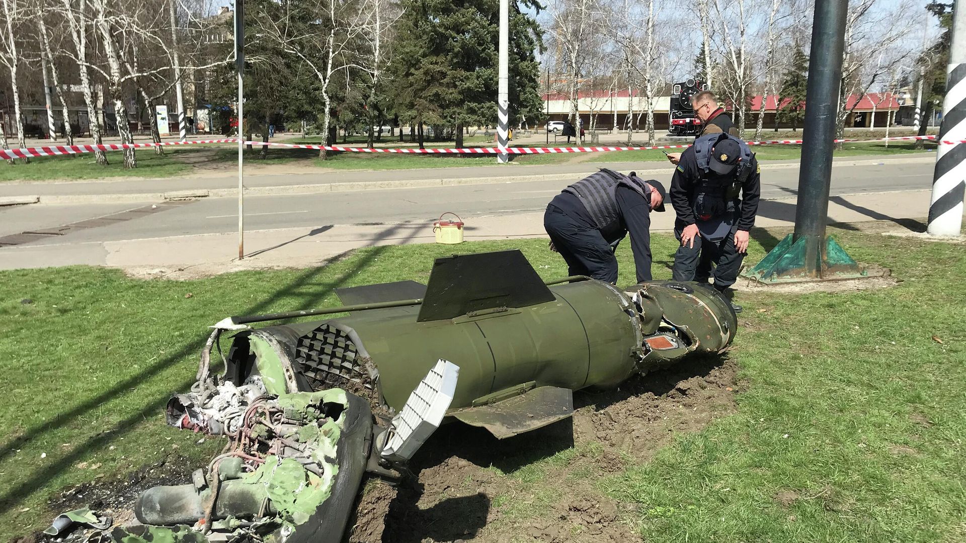 На месте ракетного удара возле железнодорожного вокзала в Краматорске - РИА Новости, 1920, 08.04.2022