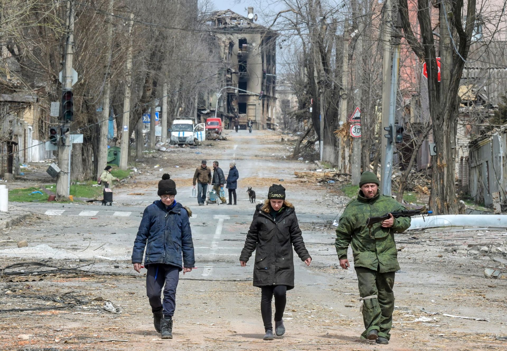 Жители Мариуполя идут по улице города Жители Мариуполя идут по улице города - РИА Новости, 1920, 12.04.2022