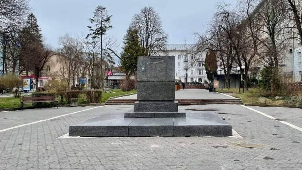 Постамент, на котором располагался памятник Александру Пушкину в Тернополе Постамент, на котором располагался памятник Александру Пушкину в Тернополе - РИА Новости, 1920, 09.04.2022