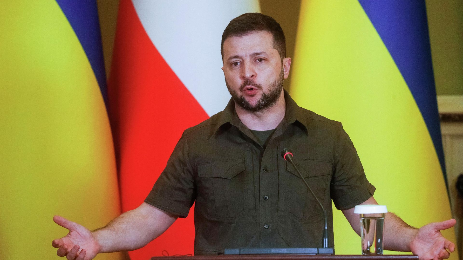 Президент Украины Владимир Зеленский во время брифинга после встречи с федеральным канцлером Австрии Президент Украины Владимир Зеленский во время брифинга после встречи с федеральным канцлером Австрии - РИА Новости, 1920, 14.04.2022