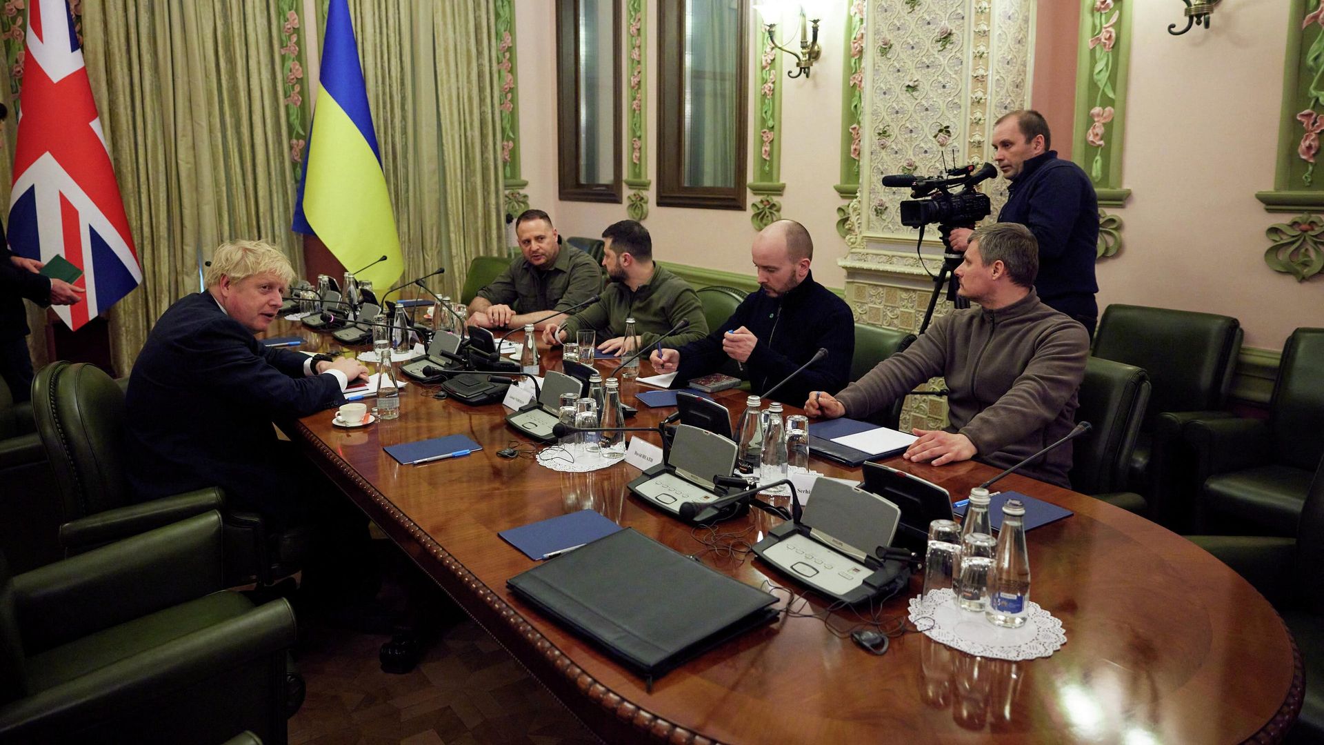 Президент Украины Владимир Зеленский и премьер-министр Великобритании Борис Джонсон во время встречи в Киеве Президент Украины Владимир Зеленский и премьер-министр Великобритании Борис Джонсон во время встречи в Киеве - РИА Новости, 1920, 10.04.2022