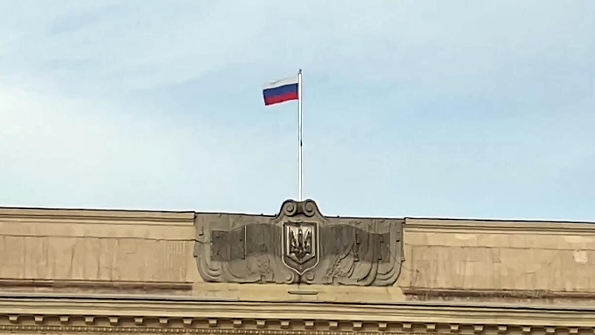 Над зданием горадминистрации Херсона водрузили российский флаг Над зданием горадминистрации Херсона водрузили российский флаг - РИА Новости, 1920, 28.04.2022
