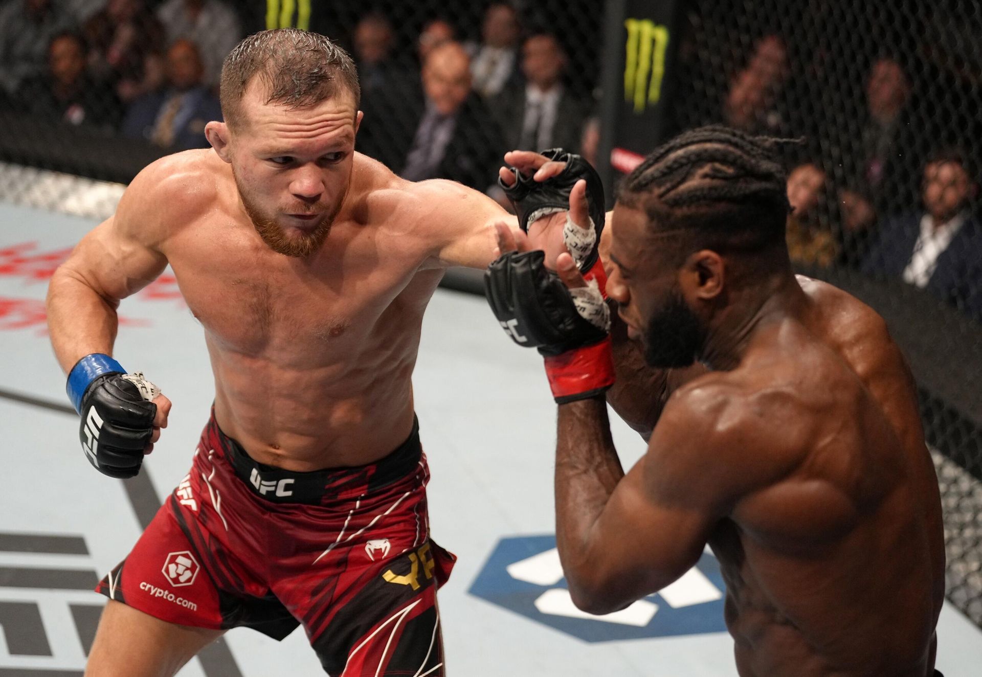 Петр Ян и Алджамейн Стерлинг во время поединка на турнире UFC 273. Петр Ян и Алджамейн Стерлинг во время поединка на турнире UFC 273. - РИА Новости, 1920, 10.04.2022