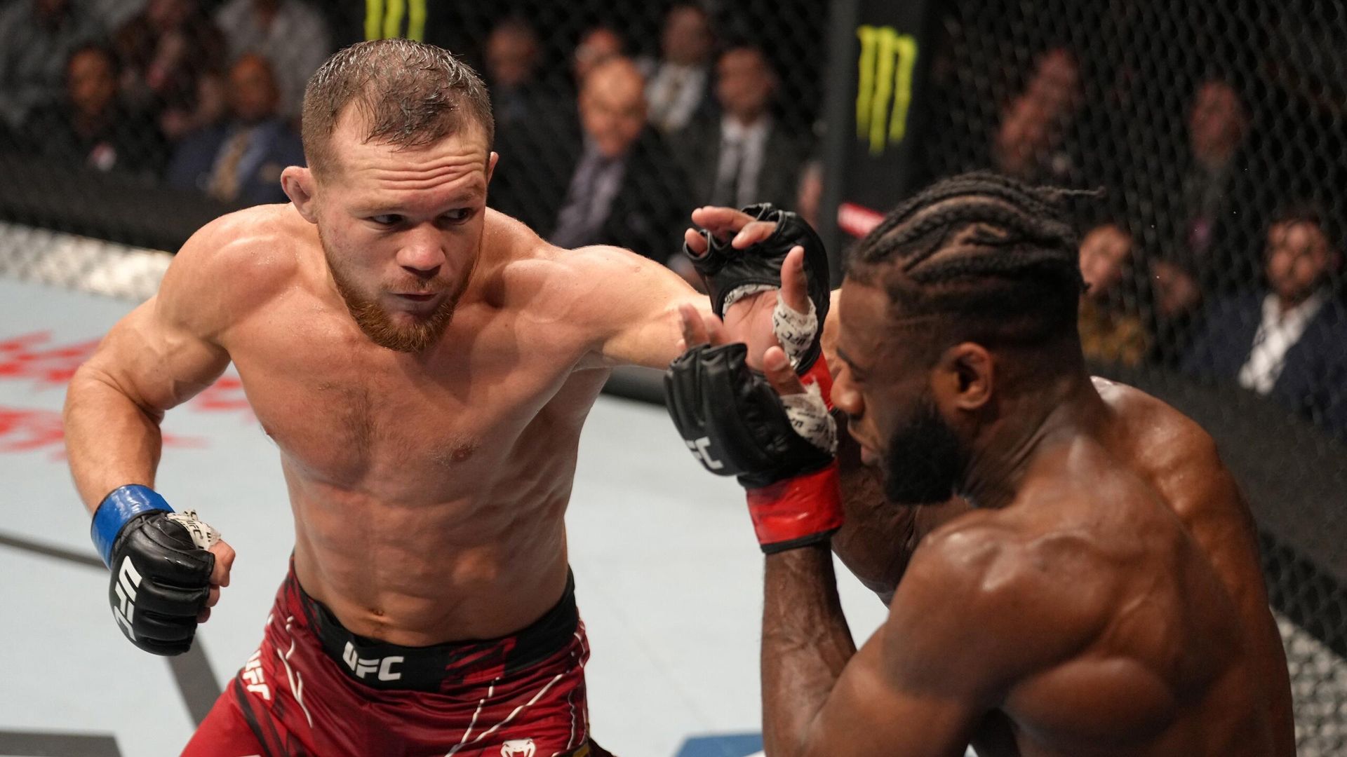 Петр Ян и Алджамейн Стерлинг во время поединка на турнире UFC 273. - РИА Новости, 1920, 20.04.2022