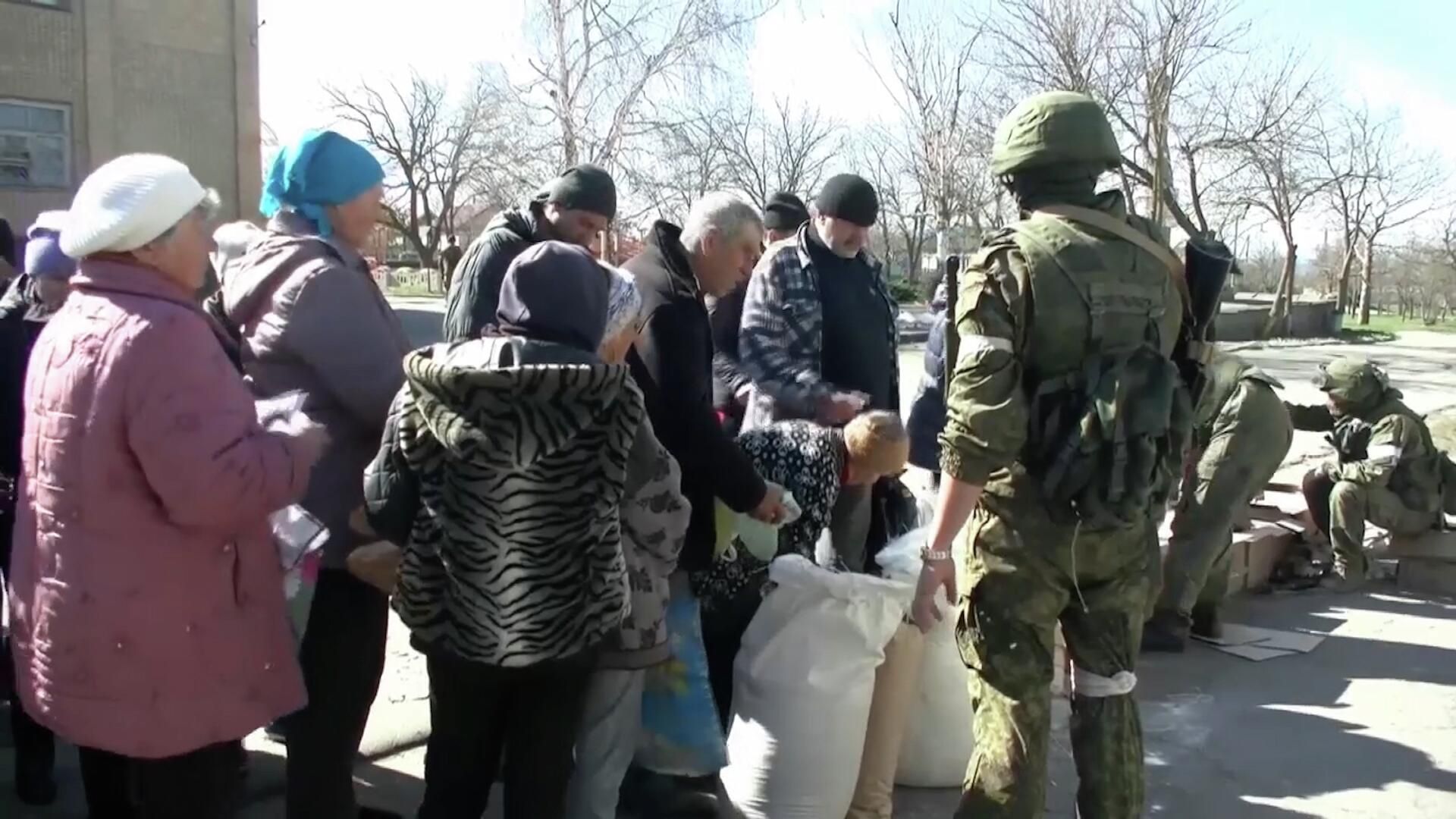 Выдача гуманитарной помощи в Херсонской области Выдача гуманитарной помощи в Херсонской области - РИА Новости, 1920, 10.04.2022
