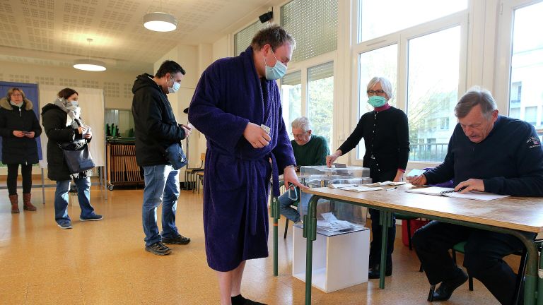 Мужчина на избирательном участке в Реймсе во время первого тура президентских выборов во Франции Мужчина на избирательном участке в Реймсе во время первого тура президентских выборов во Франции