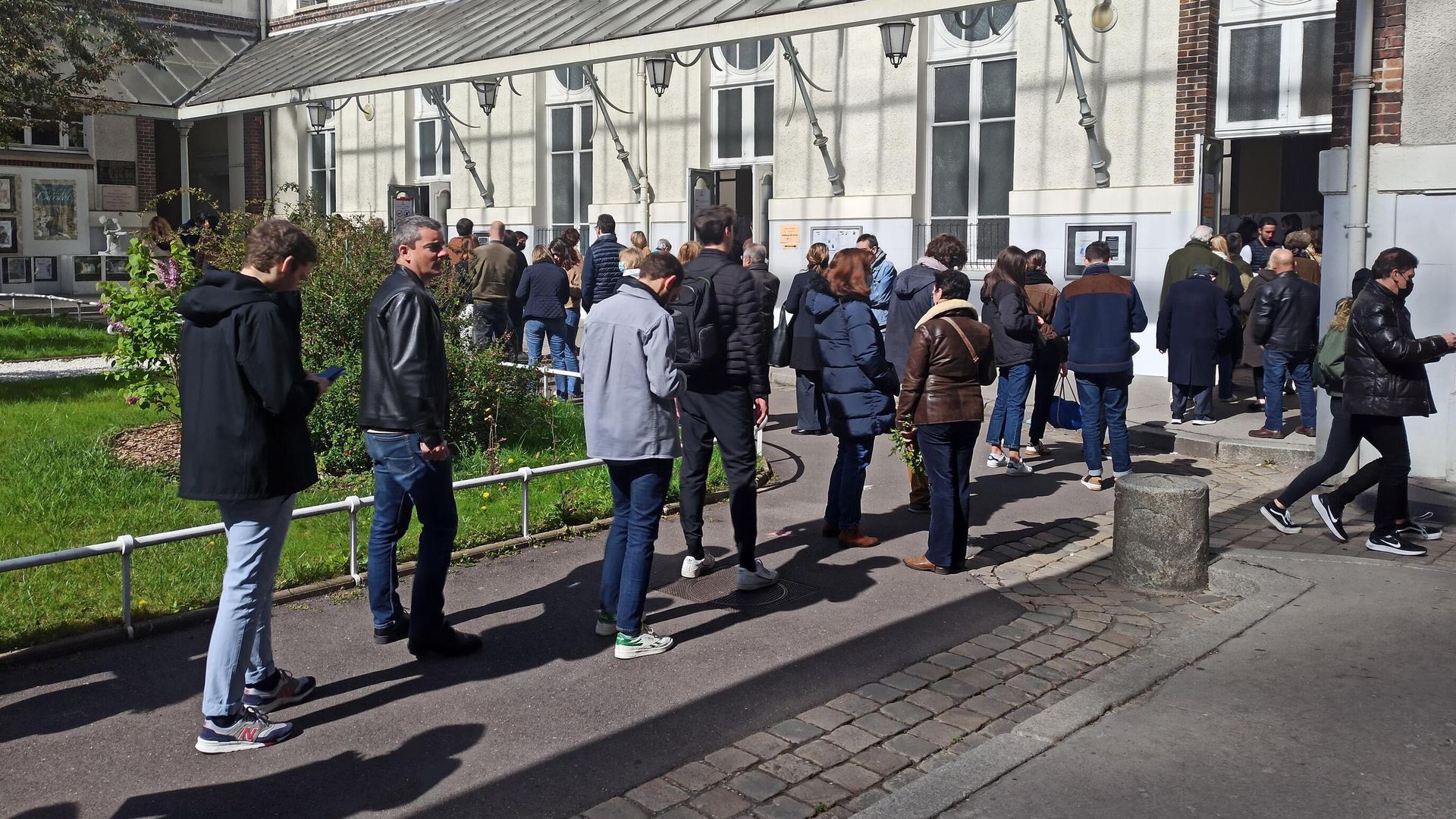 Люди стоят в очереди на избирательный участок в Париже Люди стоят в очереди на избирательный участок в Париже - РИА Новости, 1920, 10.04.2022
