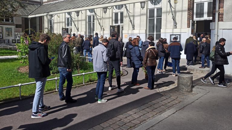 Люди стоят в очереди на избирательный участок в Париже Люди стоят в очереди на избирательный участок в Париже