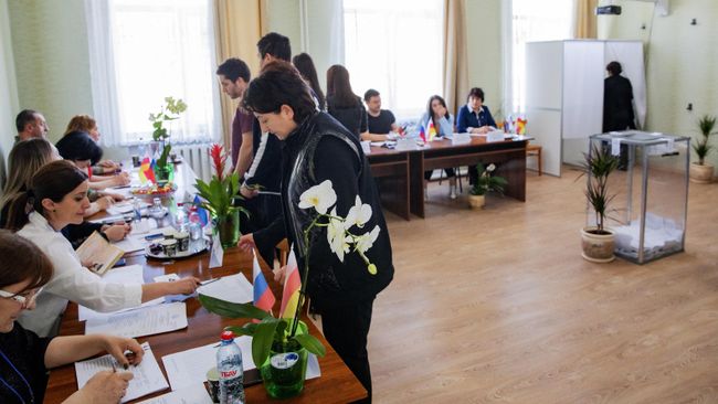 Люди на выборах главы республики Южная Осетия