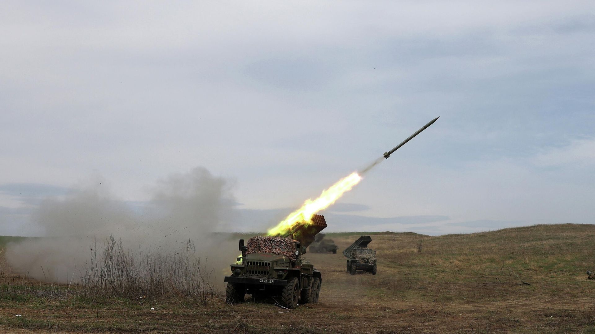 Украинская реактивная система залпового огня БМ-21 Град под Луганском Украинская реактивная система залпового огня БМ-21 Град под Луганском - РИА Новости, 1920, 12.04.2022