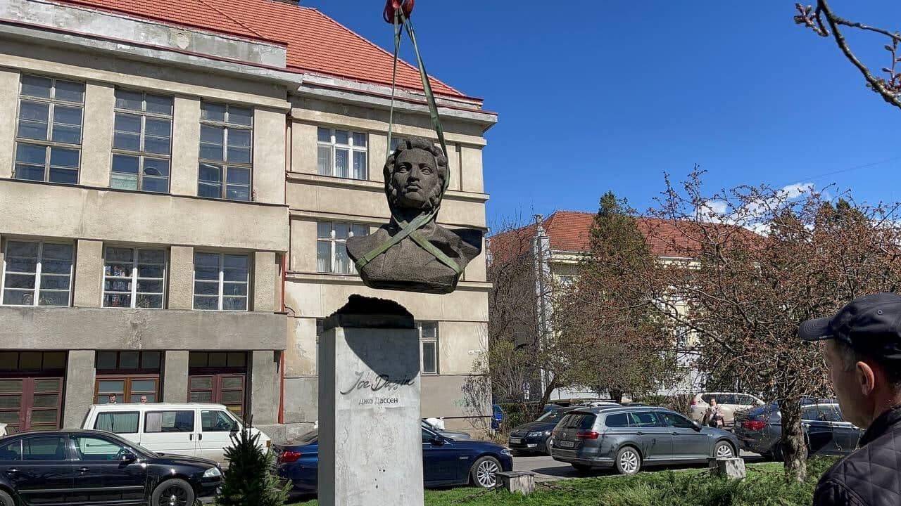 Демонтаж бюста Александра Пушкина в Ужгороде Демонтаж бюста Александра Пушкина в Ужгороде - РИА Новости, 1920, 10.04.2022