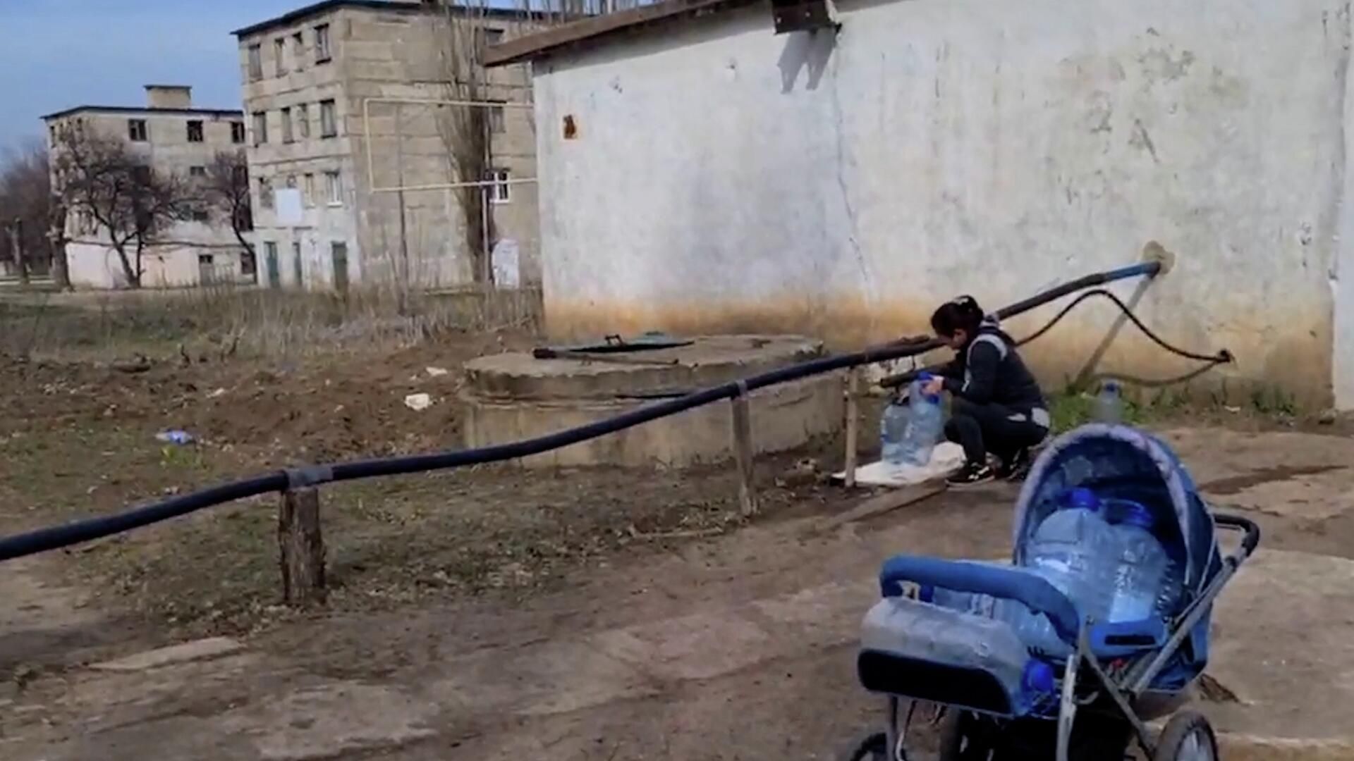 Нет и капли воды – жители Первомайска рассказали о водной блокаде города Нет и капли воды – жители Первомайска рассказали о водной блокаде города - РИА Новости, 1920, 10.04.2022