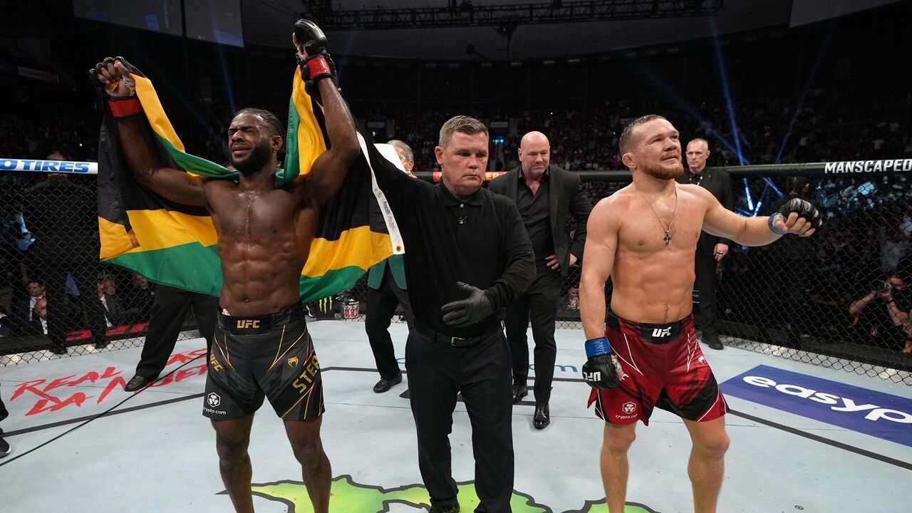 Алджамейн Стерлинг и Петр Ян после боя на UFC 273 Алджамейн Стерлинг и Петр Ян после боя на UFC 273 - РИА Новости, 1920, 11.04.2022