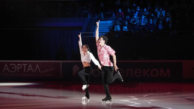 Карина Акопова и Никита Рахманин во время показательных выступлений