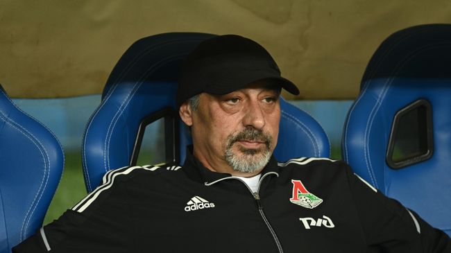 Главный тренер ФК Локомотив Заур Хапов