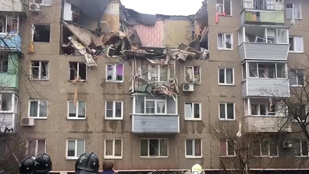 Сотрудники Мособлпожспаса у жилого дома в Ступино, в котором произошел взрыв бытового газа Сотрудники Мособлпожспаса у жилого дома в Ступино, в котором произошел взрыв бытового газа - РИА Новости, 1920, 11.04.2022