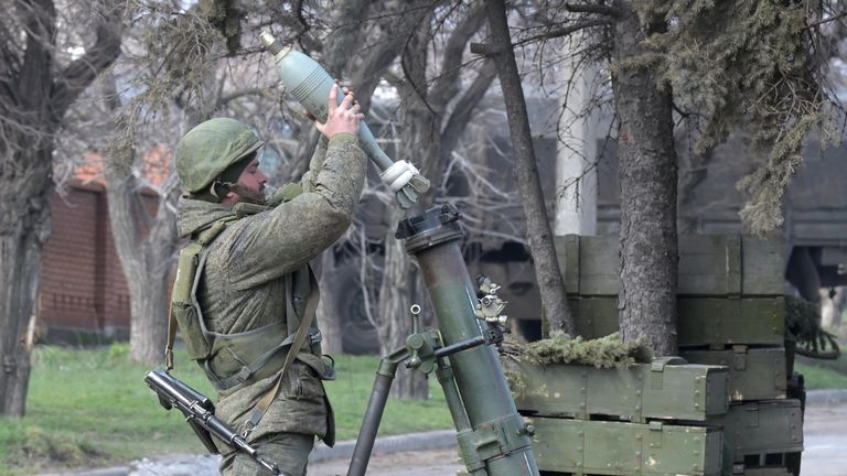 Военнослужащий НМ ДНР на передовой линии в Левобережном районе Мариуполя Военнослужащий НМ ДНР на передовой линии в Левобережном районе Мариуполя