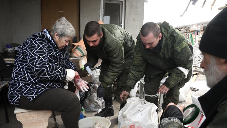 Военные медики НМ ДНР обрабатывают раны жительнице Левобережного района Мариуполя Военные медики НМ ДНР обрабатывают раны жительнице Левобережного района Мариуполя