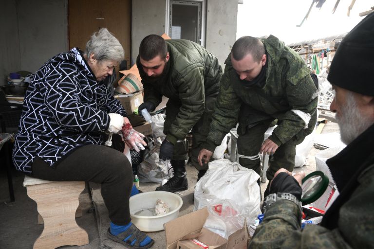 Военные медики НМ ДНР обрабатывают раны жительнице Левобережного района Мариуполя