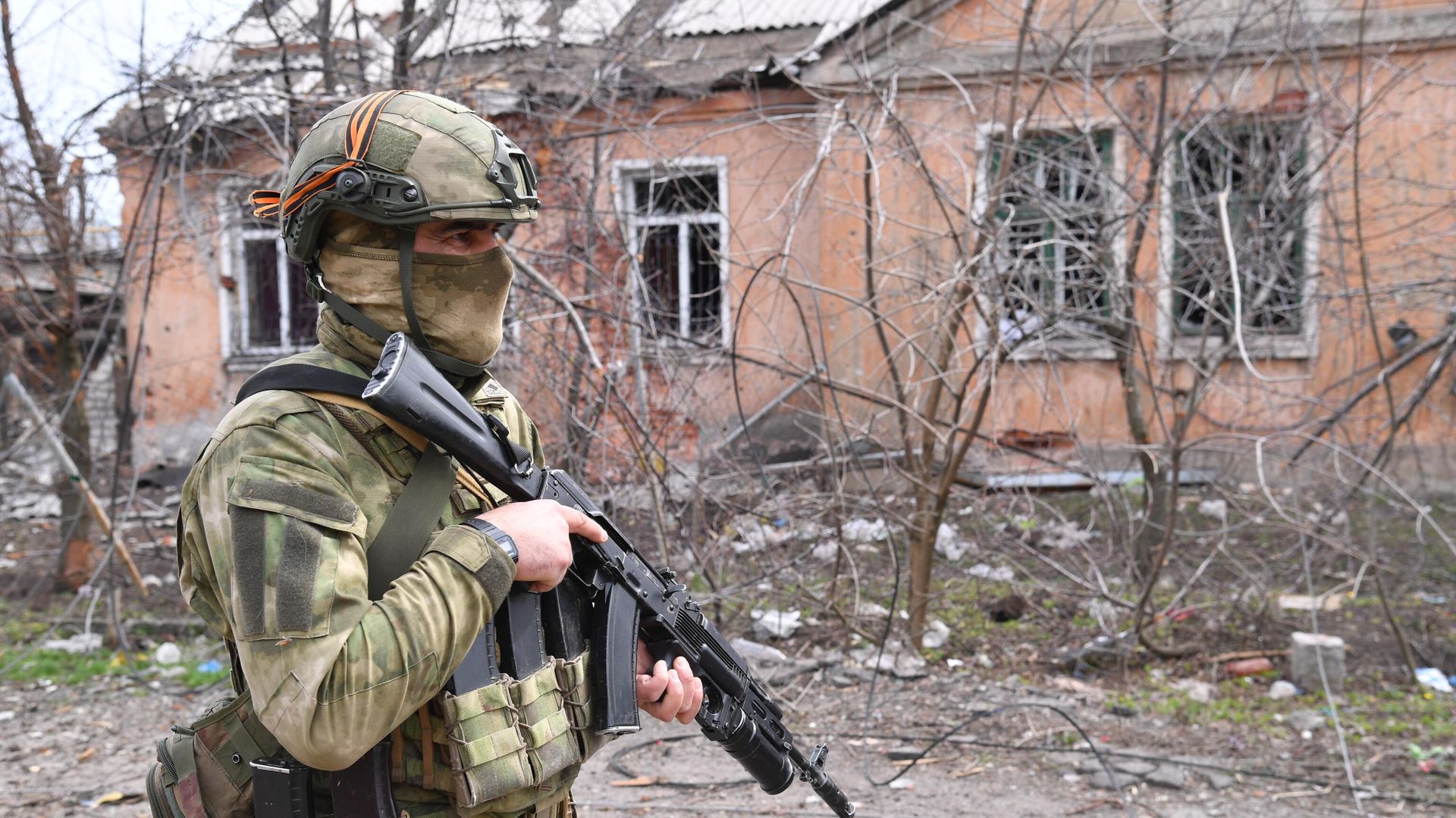 Боец полка полиции специального назначения имени Ахмата Кадырова в ЛНР Боец полка полиции специального назначения имени Ахмата Кадырова в ЛНР - РИА Новости, 1920, 14.04.2022