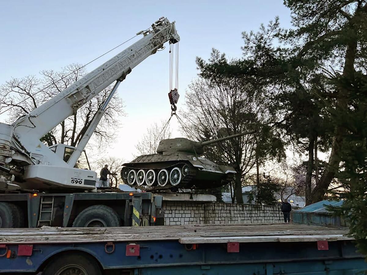 Демонтаж памятника советскому танку в Мукачеве в Закарпатской области Украины Демонтаж памятника советскому танку в Мукачеве в Закарпатской области Украины - РИА Новости, 1920, 11.04.2022