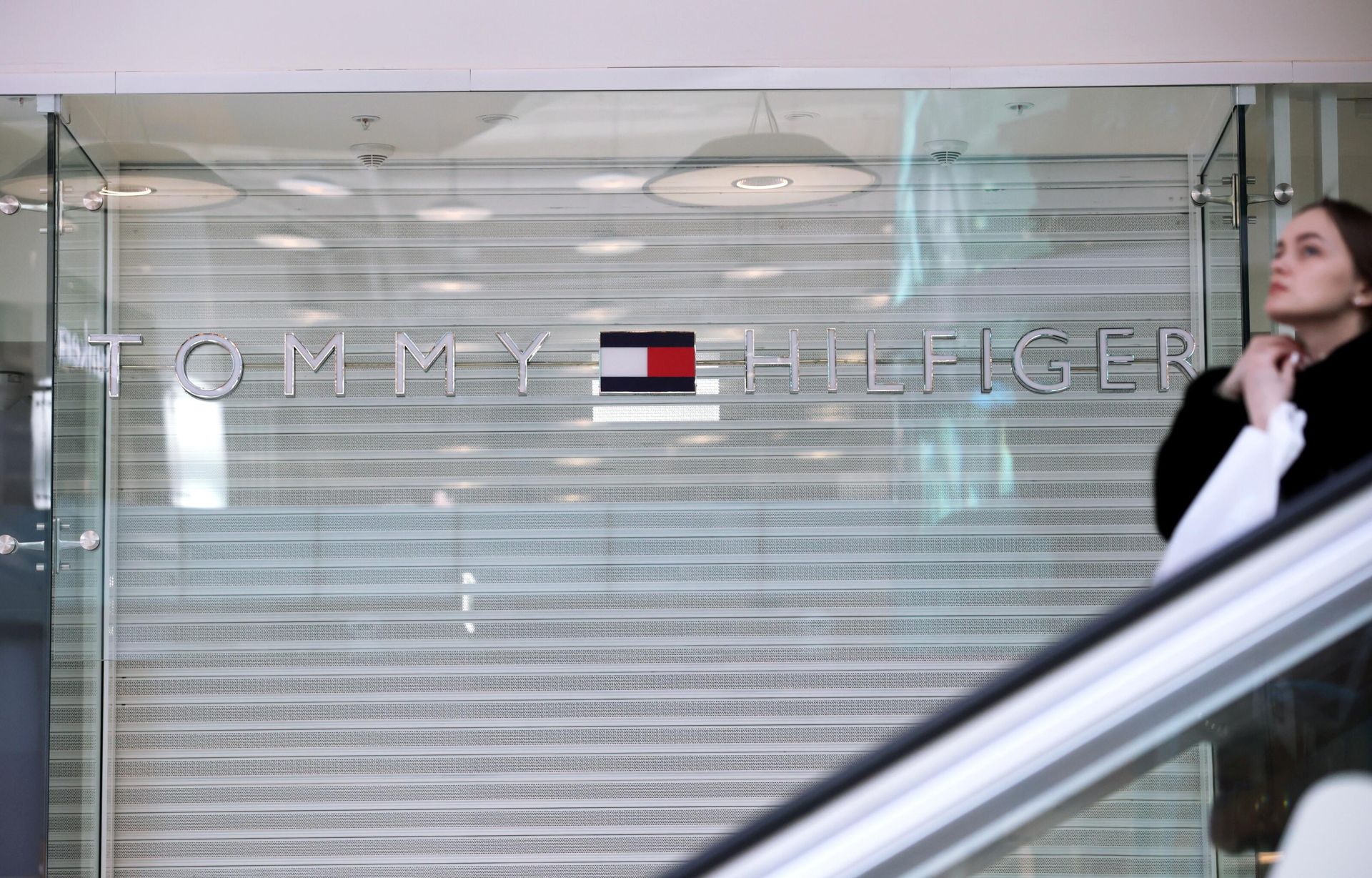 Закрытый магазин одежды Tommy Hilfiger в ТЦ Авиапарк в Москве Закрытый магазин одежды Tommy Hilfiger в ТЦ Авиапарк в Москве - РИА Новости, 1920, 11.04.2022