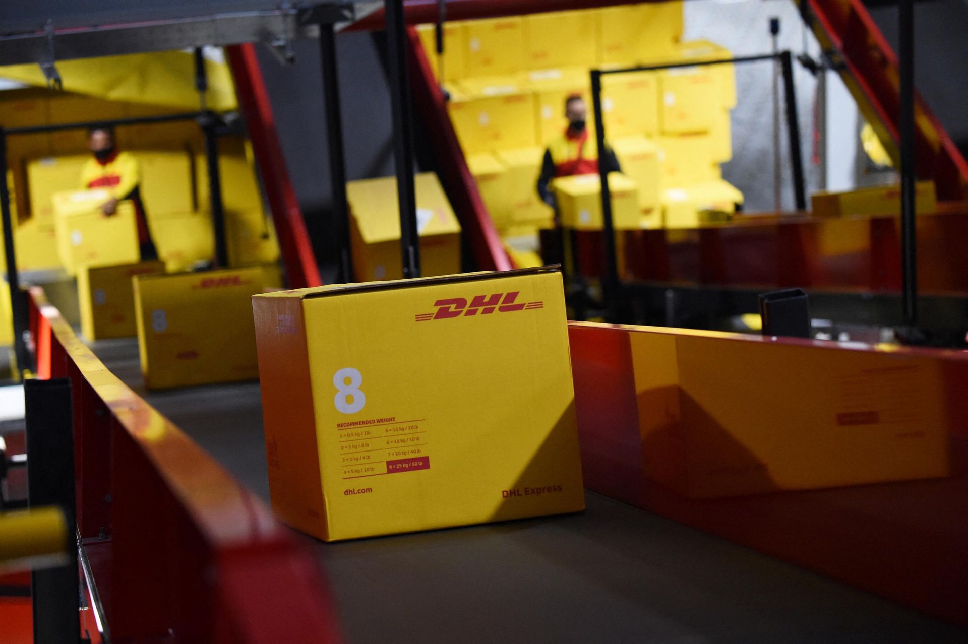 Работа курьерской службы DHL Express в аэропорту Шарль-де-Голль, Париж Работа курьерской службы DHL Express в аэропорту Шарль-де-Голль, Париж - РИА Новости, 1920, 11.04.2022