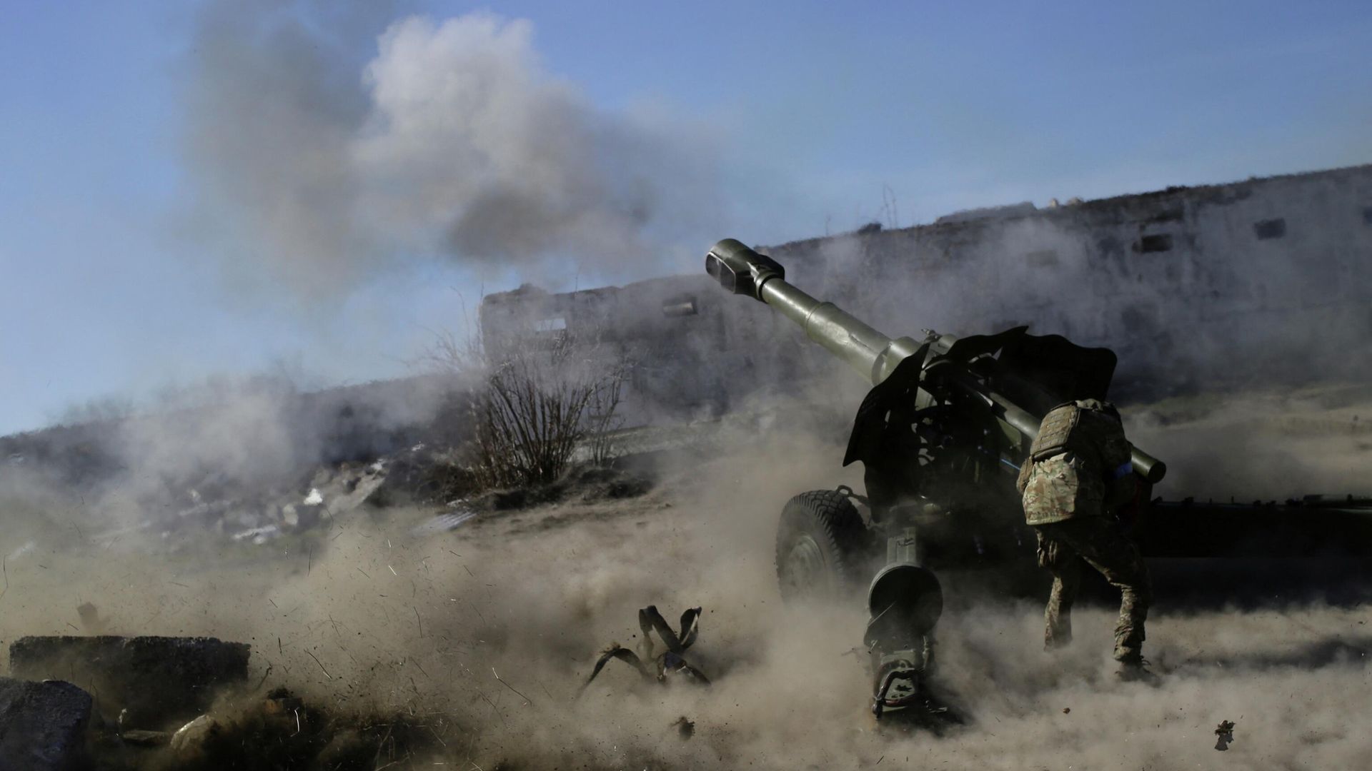 Военнослужащий Украины ведет огонь из гаубицы Военнослужащий Украины ведет огонь из гаубицы - РИА Новости, 1920, 12.04.2022