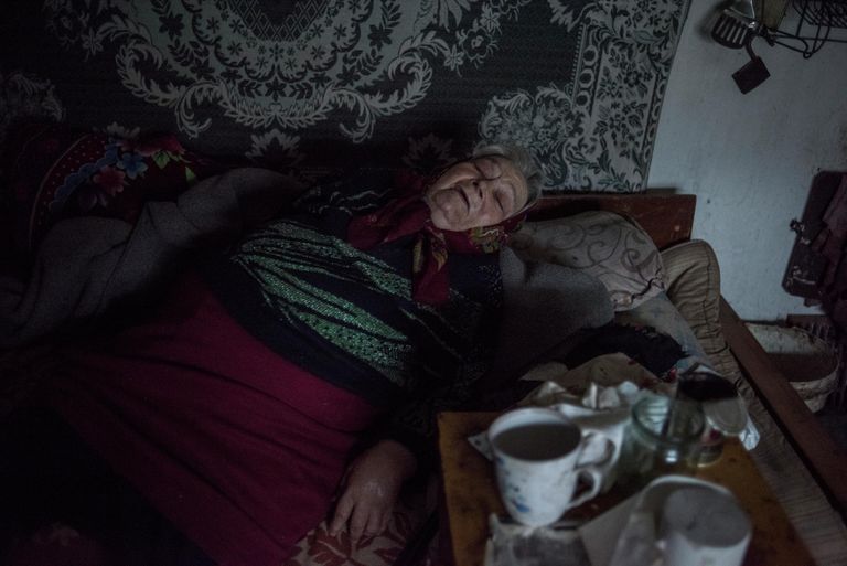 Женщина в доме в поселке Саханка Донецкой области. Женщина в доме в поселке Саханка Донецкой области.