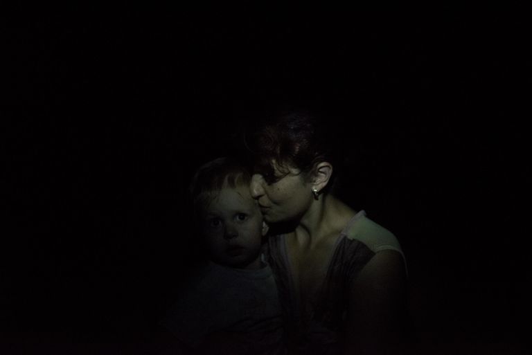 Местные жители прячутся в подвале своего дома в Горловке. Местные жители прячутся в подвале своего дома в Горловке.