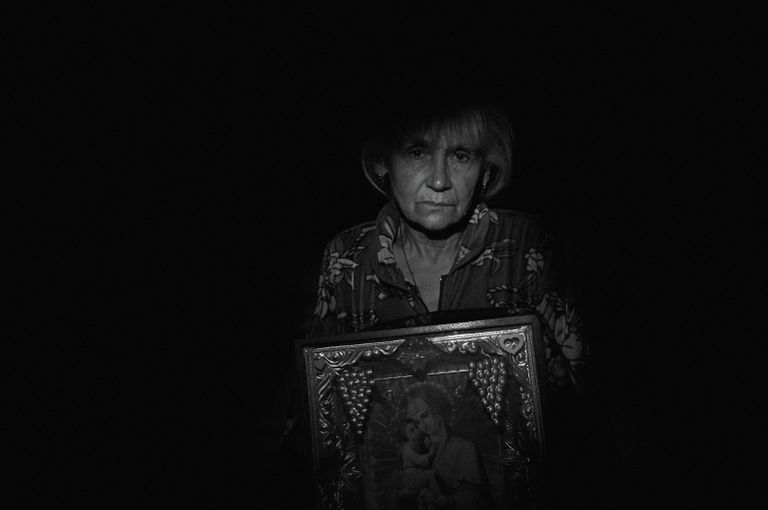 Жительница пострадавшего во время обстрела села Веселое, расположенного около Донецкого аэропорта, Екатерина Беляева (65 лет). Жительница пострадавшего во время обстрела села Веселое, расположенного около Донецкого аэропорта, Екатерина Беляева (65 лет).