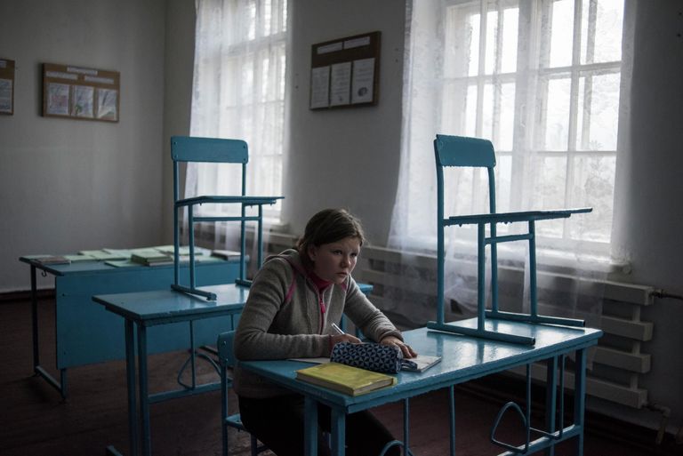 Девочка за партой в школе поселка Саханка Донецкой области. Девочка за партой в школе поселка Саханка Донецкой области.