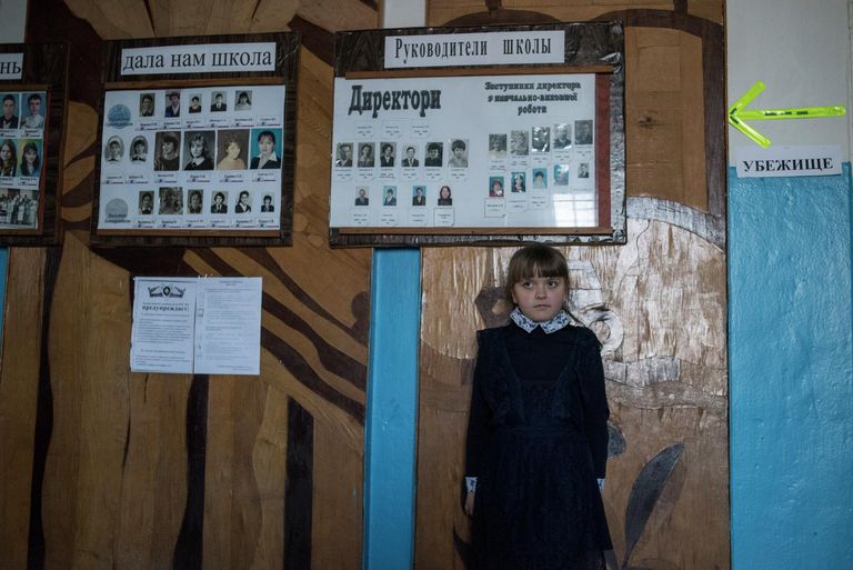 Девочка в школе поселка Саханка Донецкой области. Девочка в школе поселка Саханка Донецкой области.
