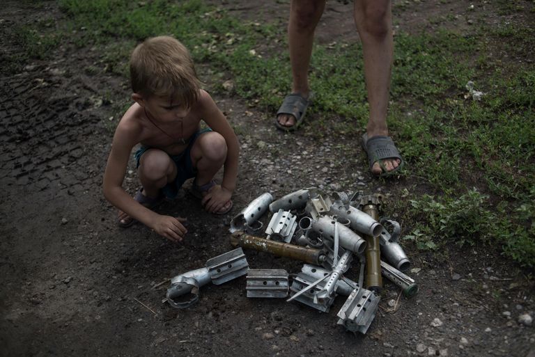 Дети играют боеприпасами в Горловке. Дети играют боеприпасами в Горловке.