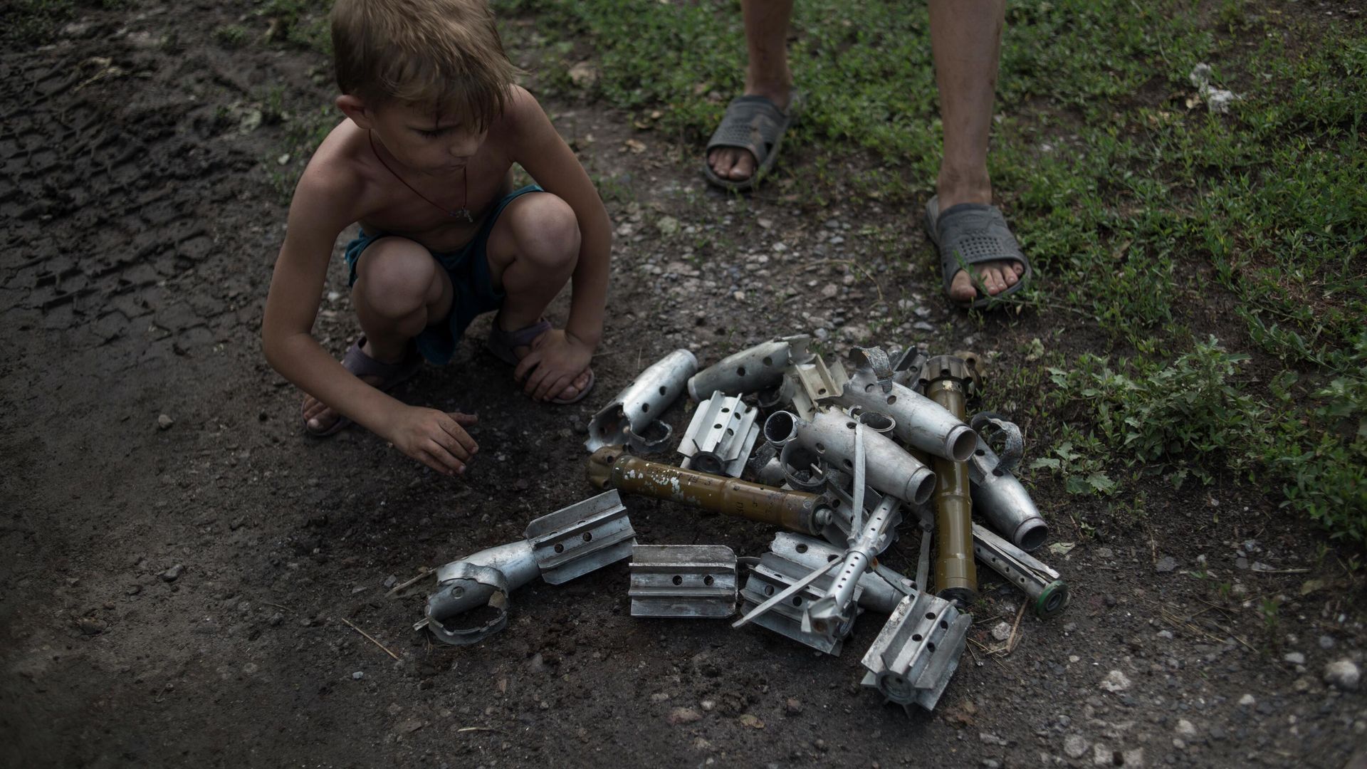Дети играют боеприпасами в Горловке. Дети играют боеприпасами в Горловке. - РИА Новости, 1920, 10.07.2024