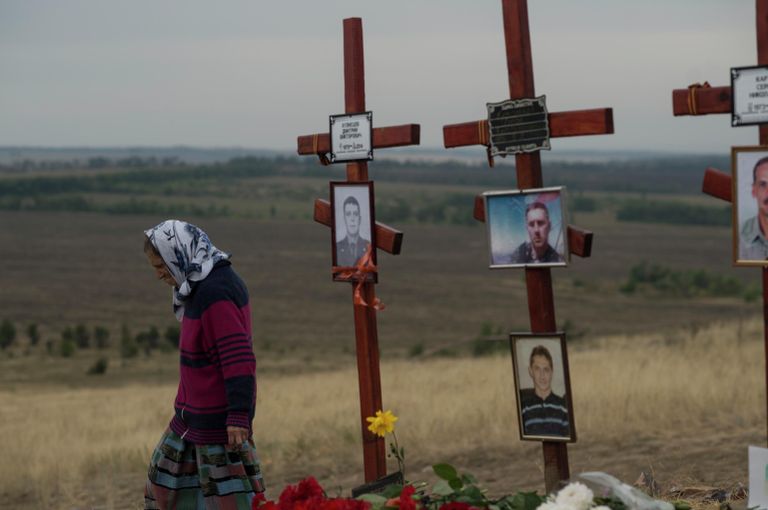 Участница торжественных мероприятий, посвященных празднованию Дня освобождения Донбасса от фашистских захватчиков, у могил бойцов ополчения, погибших летом 2014 года, на кургане Саур-Могила в Донецкой области. Участница торжественных мероприятий, посвященных празднованию Дня освобождения Донбасса от фашистских захватчиков, у могил бойцов ополчения, погибших летом 2014 года, на кургане Саур-Могила в Донецкой области.