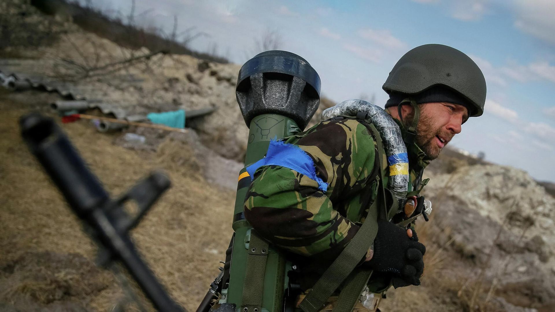 Военнослужащий ВСУ с противотанковым ракетным комплексом NLAW в Киевской области - РИА Новости, 1920, 12.04.2022