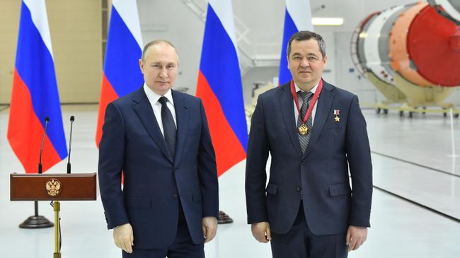 Президент России Владимир Путин и ведущий специалист Научно-исследовательского испытательного центра подготовки имени Ю. А. Гагарина Олег Скрипочка, награжденный орденом За заслуги перед Отечеством III степени