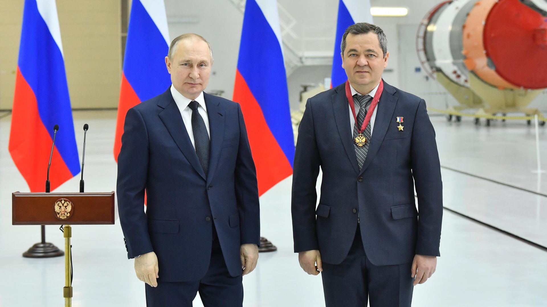 Президент России Владимир Путин и ведущий специалист Научно-исследовательского испытательного центра подготовки имени Ю. А. Гагарина Олег Скрипочка, награжденный орденом За заслуги перед Отечеством III степени Президент России Владимир Путин и ведущий специалист Научно-исследовательского испытательного центра подготовки имени Ю. А. Гагарина Олег Скрипочка, награжденный орденом За заслуги перед Отечеством III степени - РИА Новости, 1920, 12.04.2022