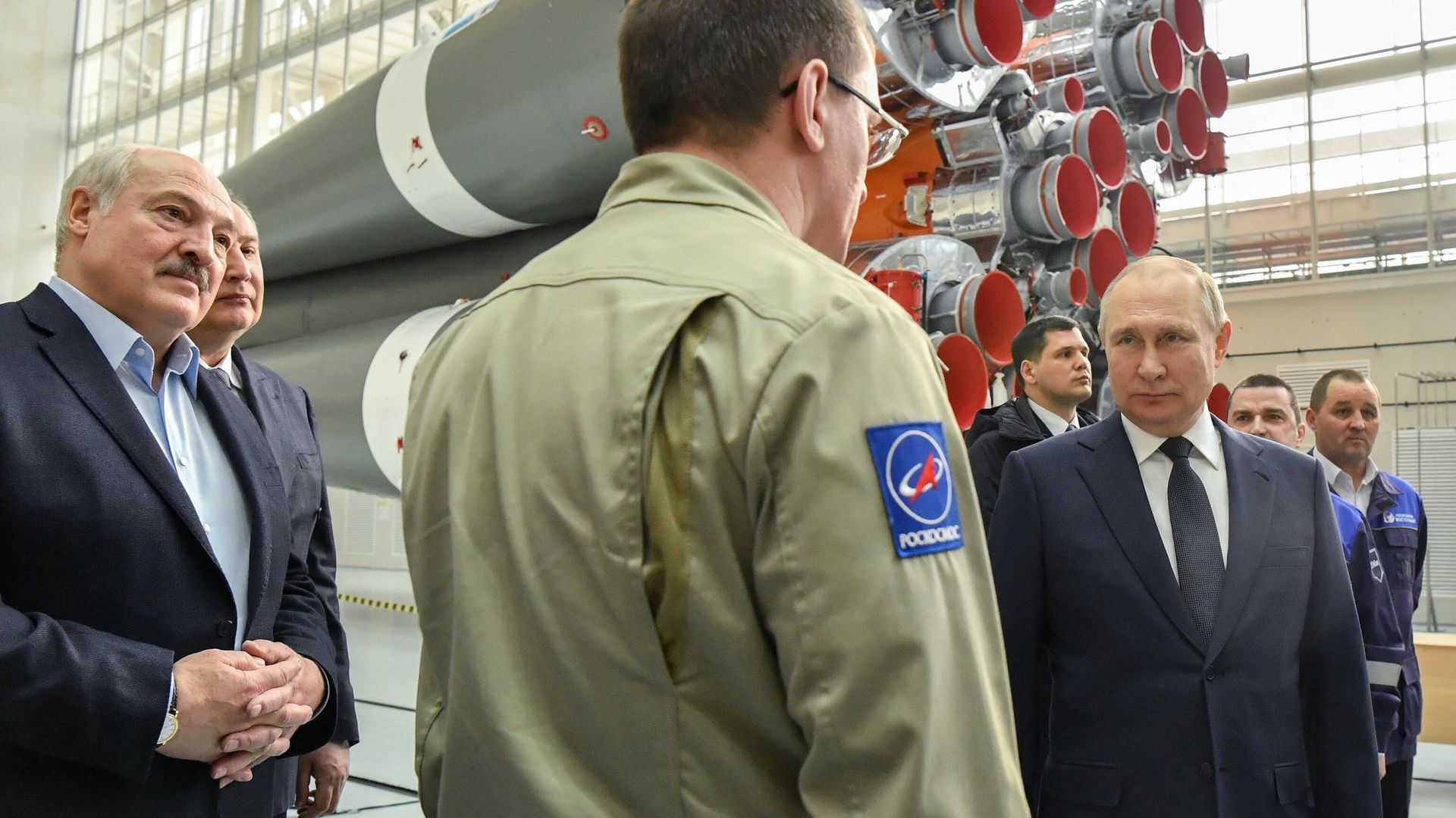 Президент РФ Владимир Путин во время встречи с работниками космодрома Восточный в сборочном цех ракеты-носителя Президент РФ Владимир Путин во время встречи с работниками космодрома Восточный в сборочном цех ракеты-носителя - РИА Новости, 1920, 12.04.2022
