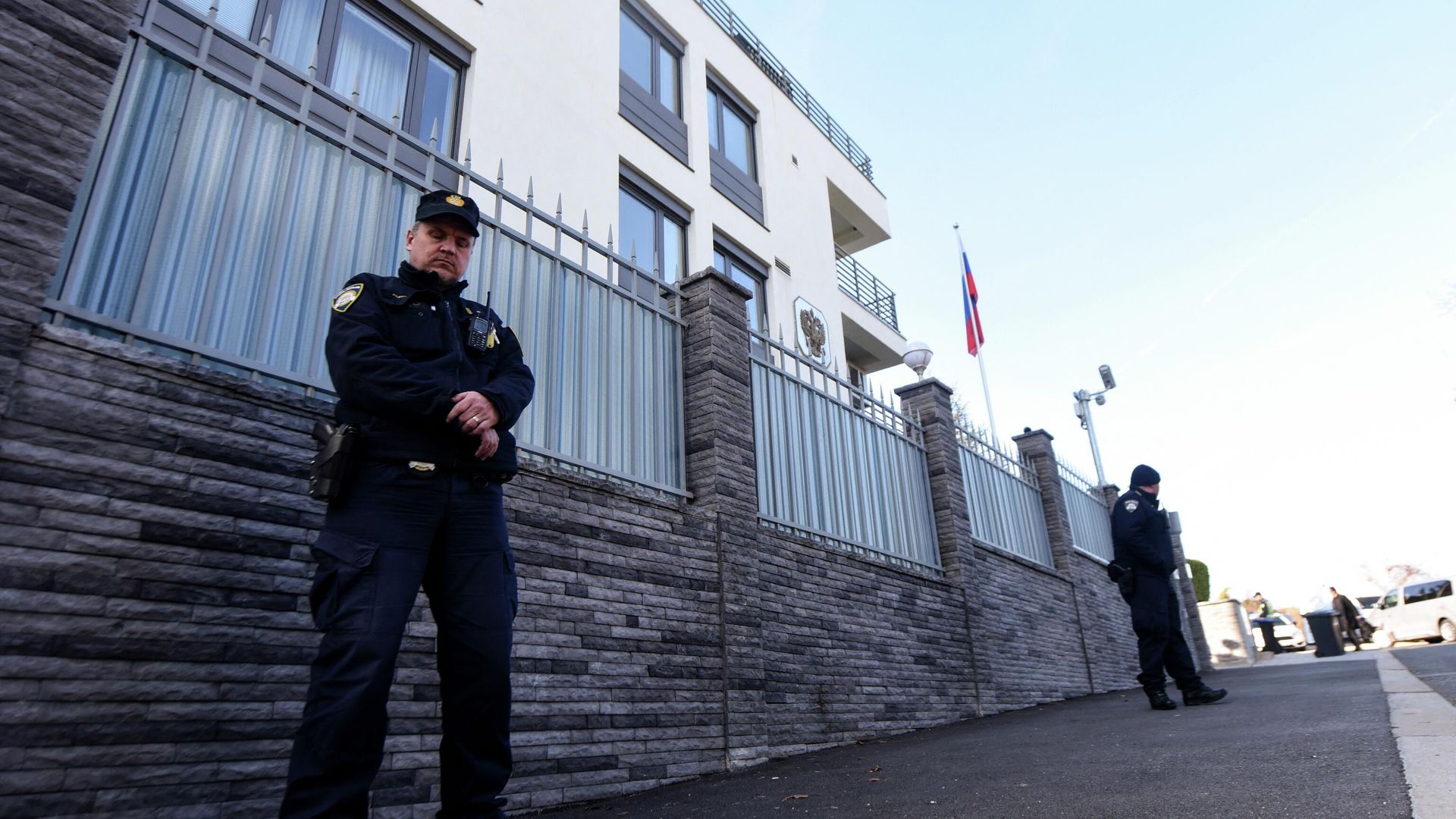 Сотрудники полиции у здания посольства Российской Федерации в Загребе, Хорватия Сотрудники полиции у здания посольства Российской Федерации в Загребе, Хорватия - РИА Новости, 1920, 12.04.2022