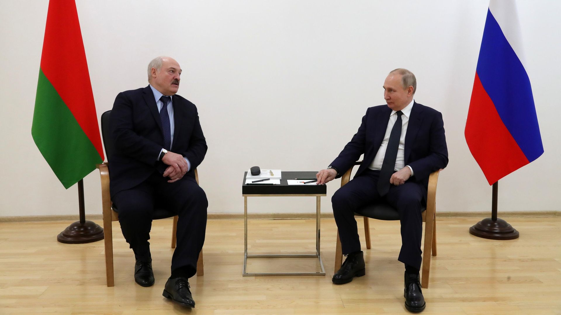 Президент России Владимир Путин и президент Белоруссии Александр Лукашенко во время поездки на космодром Восточный Президент России Владимир Путин и президент Белоруссии Александр Лукашенко во время поездки на космодром Восточный - РИА Новости, 1920, 13.04.2022