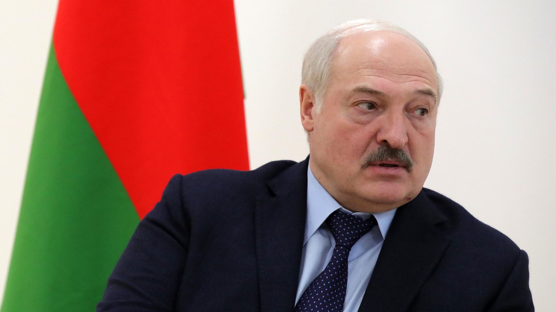 Президент Белоруссии Александр Лукашенко беседует с президентом России Владимиром Путиным во время поездки на космодром Восточный Президент Белоруссии Александр Лукашенко беседует с президентом России Владимиром Путиным во время поездки на космодром Восточный - РИА Новости, 1920, 12.04.2022