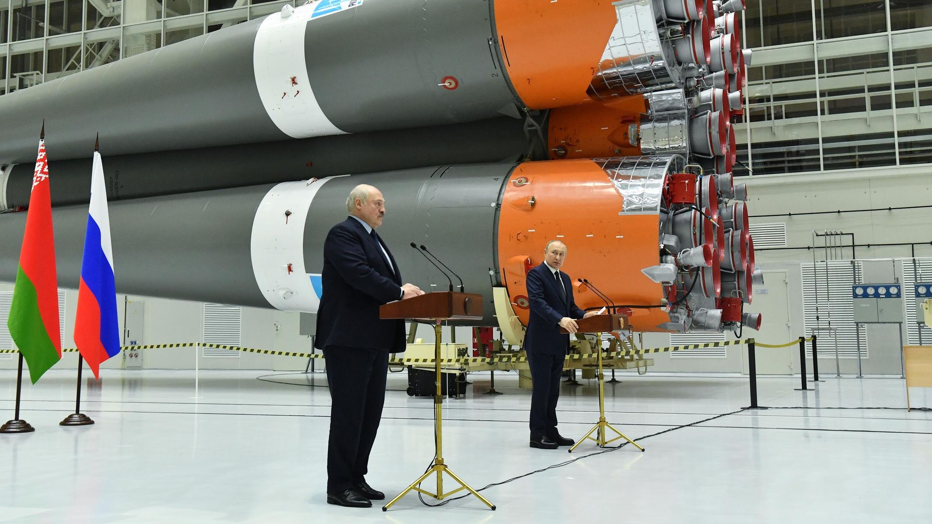 Президент России Владимир Путин и президент Белоруссии Александр Лукашенко во время пресс-конференции на космодроме Восточный Президент России Владимир Путин и президент Белоруссии Александр Лукашенко во время пресс-конференции на космодроме Восточный - РИА Новости, 1920, 12.04.2022