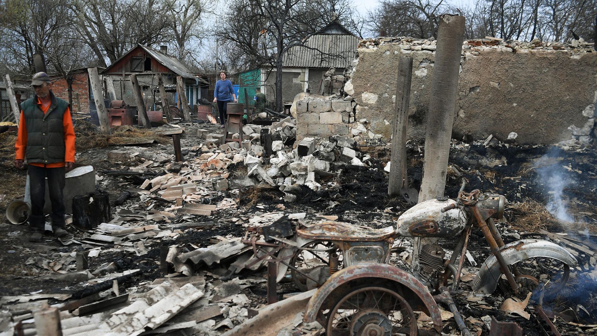 Жители во дворе жилого дома, пострадавшего в результате обстрела, в населенном пункте Фрунзе в ЛНР Жители во дворе жилого дома, пострадавшего в результате обстрела, в населенном пункте Фрунзе в ЛНР - РИА Новости, 1920, 11.04.2022