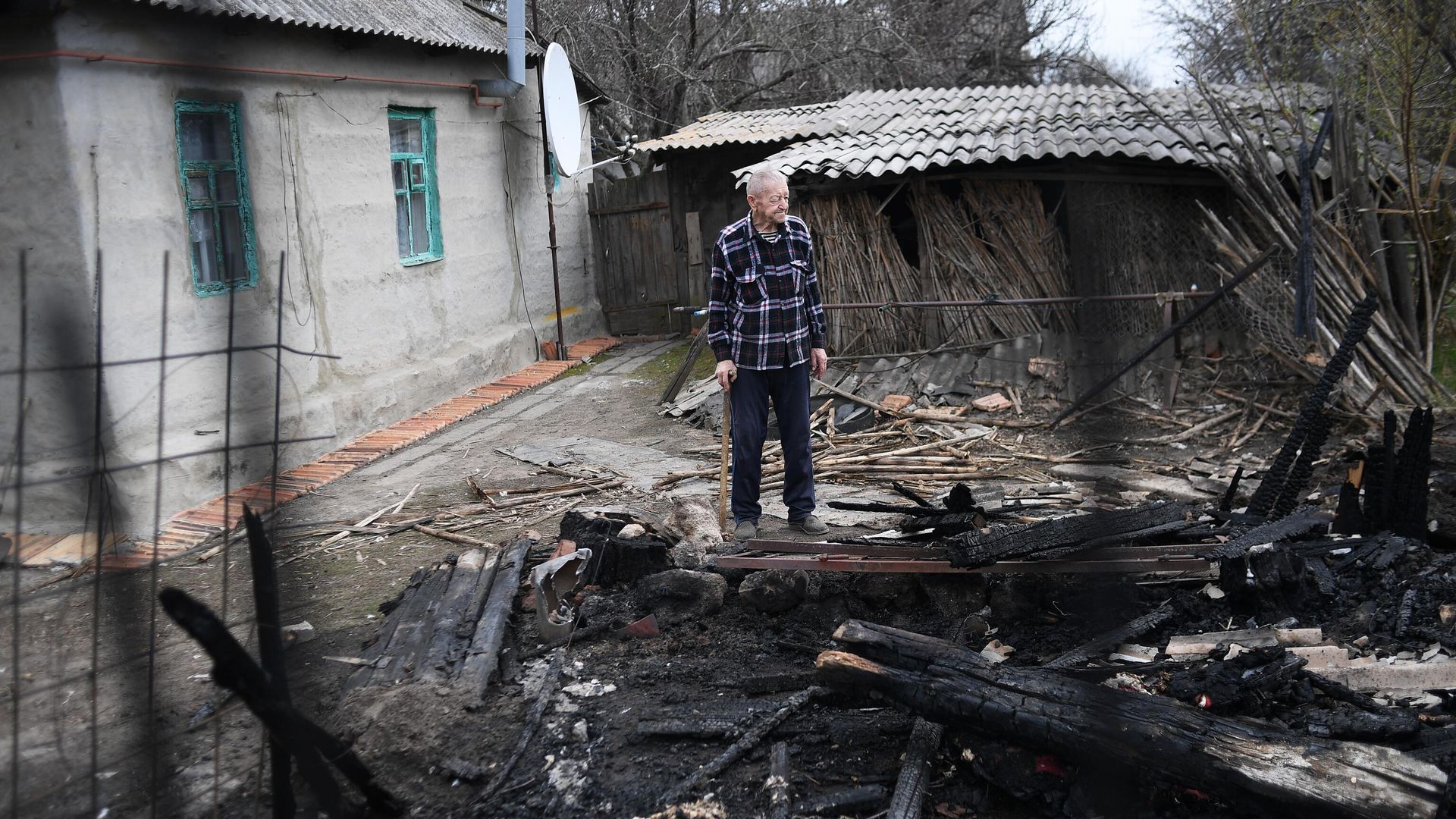 Мужчина во дворе жилого дома, пострадавшего в результате обстрела, в ЛНР Мужчина во дворе жилого дома, пострадавшего в результате обстрела, в ЛНР - РИА Новости, 1920, 20.04.2022