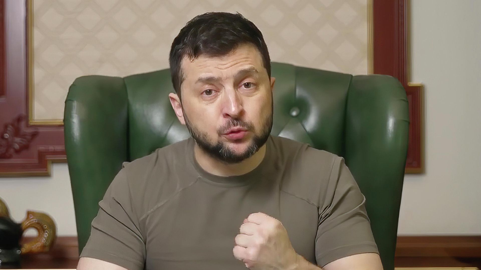 Президент Украины Владимир Зеленский во время телеобращения Президент Украины Владимир Зеленский во время телеобращения - РИА Новости, 1920, 15.11.2022