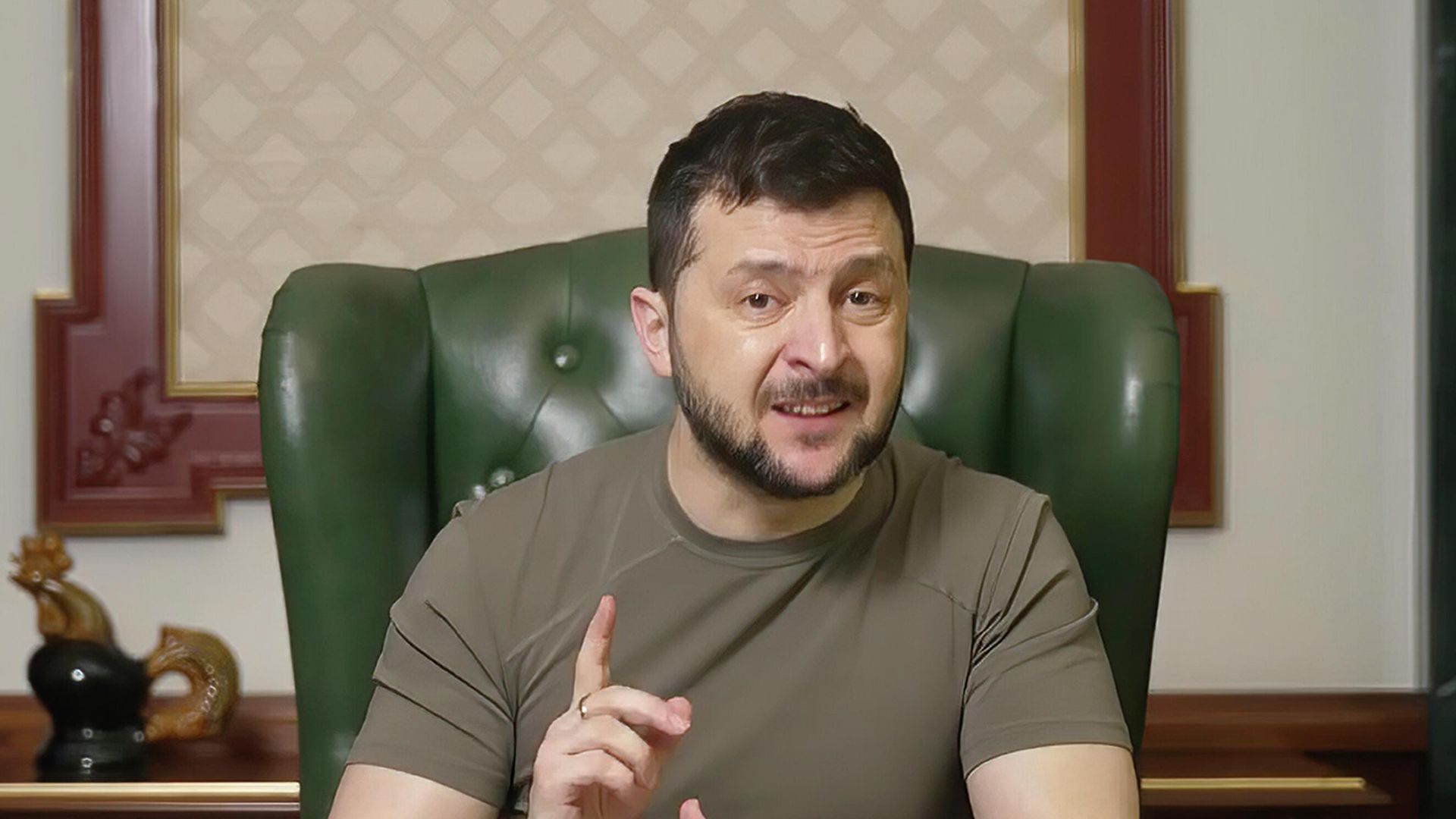 Президент Украины Владимир Зеленский во время телеобращения Президент Украины Владимир Зеленский во время телеобращения - РИА Новости, 1920, 13.01.2023