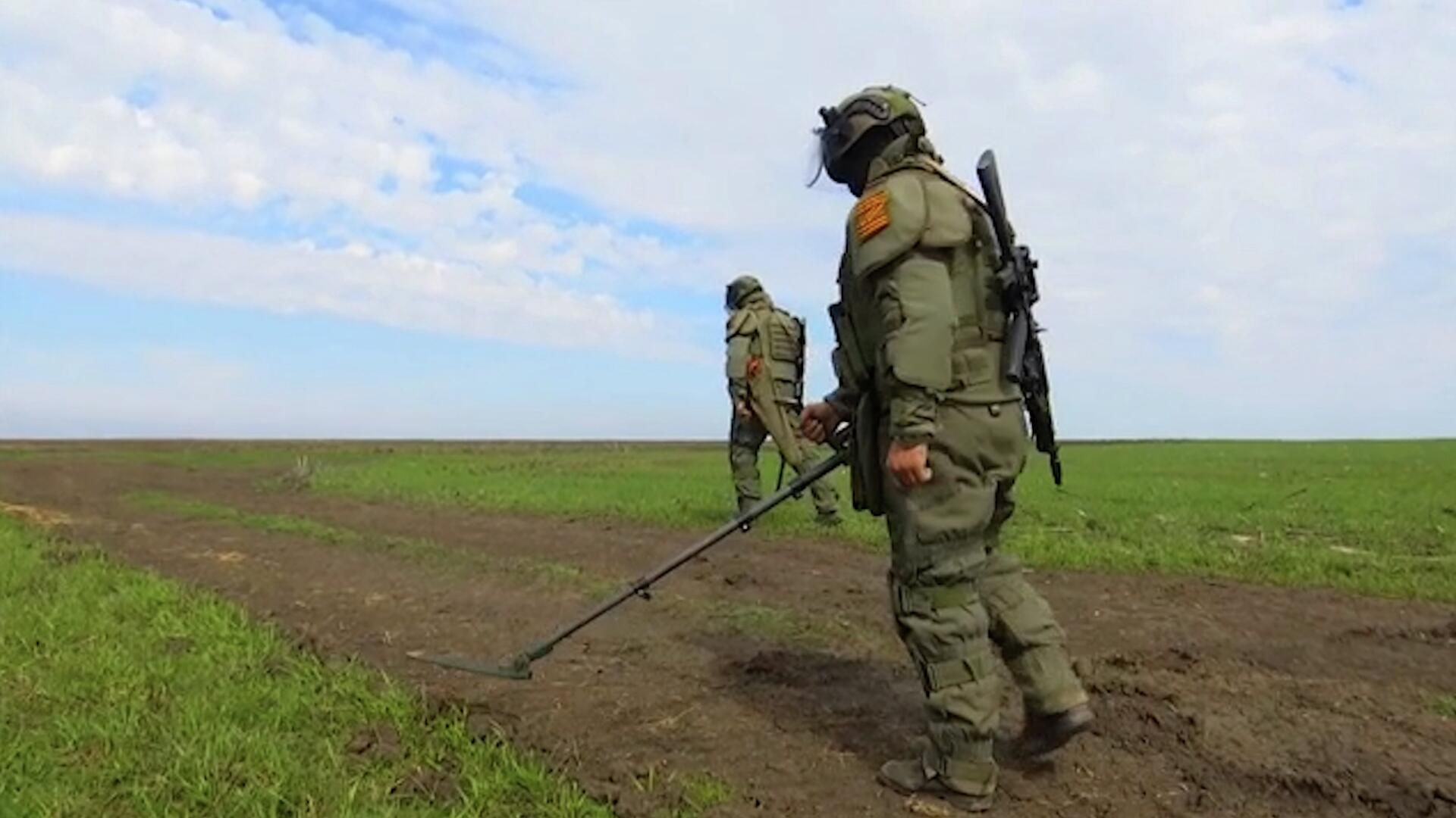 Российские саперы проверяют поля для посевной под Харьковом Российские саперы проверяют поля для посевной под Харьковом - РИА Новости, 1920, 13.04.2022